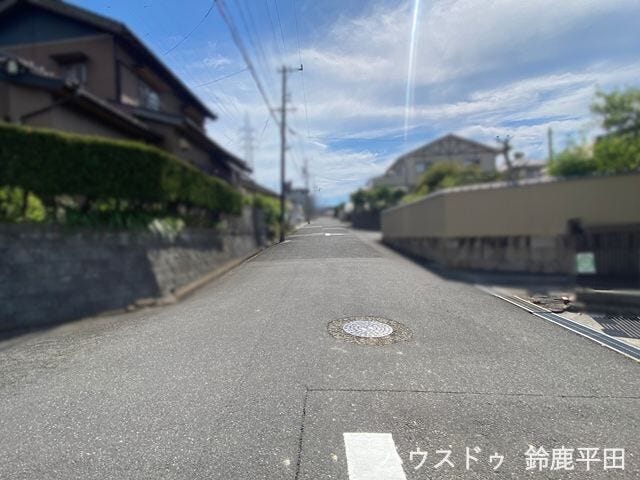 ゆとりある幅員の前面道路で車の出し入れも安心してできます。(2026年5月31日 撮影)
