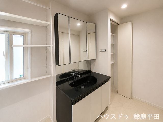 ※一部小物消し加工をしています
三面鏡と収納スペースを備えた使い勝手のいい洗面所で、毎日の支度がスムーズにできます。