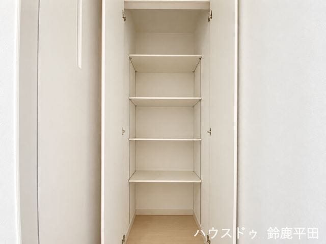 【2階トイレ横収納スペース】可動棚付きで日用品などの収納に便利ですね。
