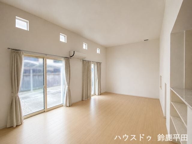 ※家具消し加工をしています
白を基調としたお部屋で窓からの採光もあり明るく、開放感のある空間です。