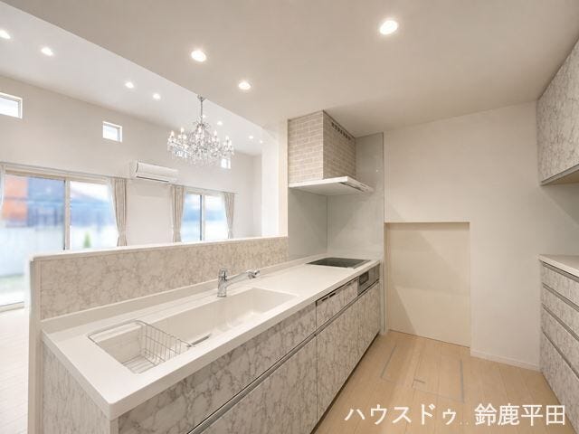 ※家具消し加工をしています
大理石が特徴の対面式キッチンで、ご家族と会話をしながら家事ができます。