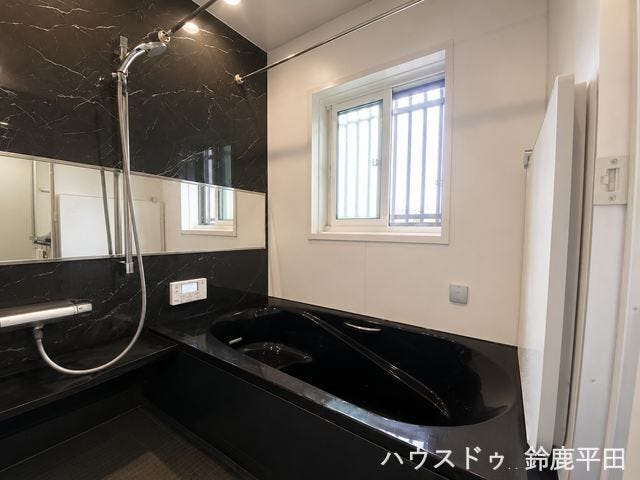※一部小物消しをしています
黒の壁紙と浴槽が特徴的な浴室です。窓からの換気もしながら毎日快適に入れますね。