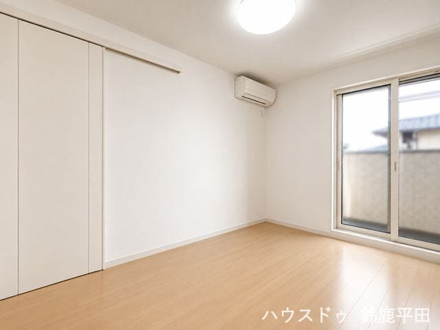 ※家具消し加工をしています
【3階東南側洋室】ベランダに繋がる洋室で明るい日差しが差し込み、快適にお過ごしいただけます。