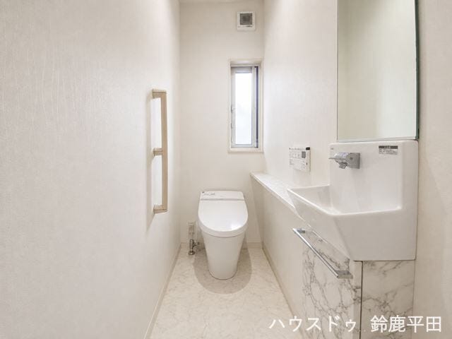 ※一部小物消しをしています。
お手入れが楽なタンクレストイレで、独立した手洗いカウンターがついているのですぐに手洗いができます。