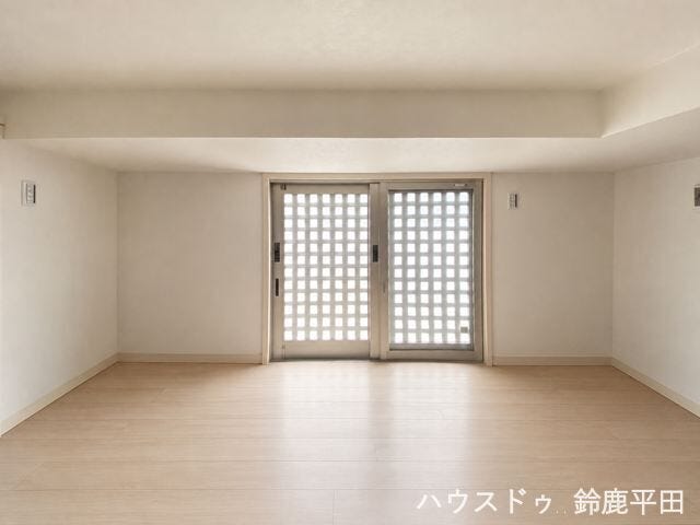 ※小物消し加工をしています
LDKに隣接された大容量の蔵収納です。天井も高く奥行きがあるので大型の荷物もまとめて整理ができます。