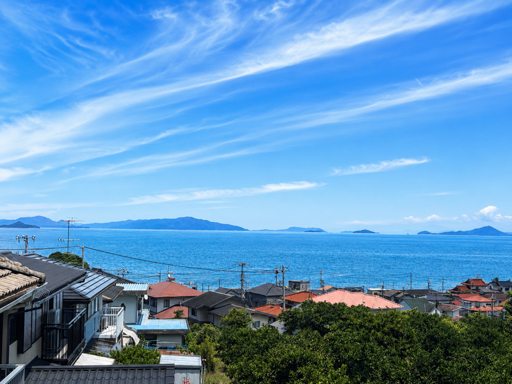 見晴らしが良く、きらめく海と豊かな緑に包まれた心地よい景色が広がります。朝のコーヒータイムや夕涼みなど、この場所だから叶う贅沢な日常をぜひ♪