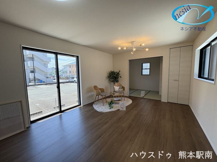 ■リビング■
・大きな窓から明るい陽光が差し込み、家族が自然と集まる開放感あるリビング