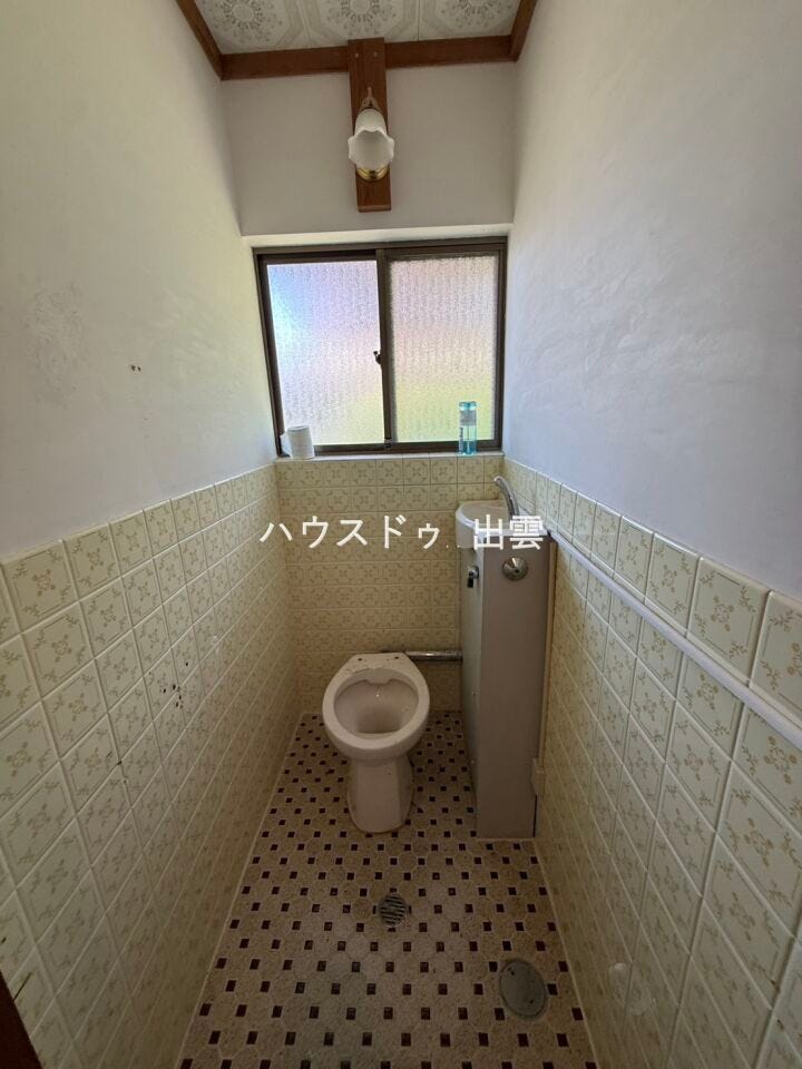 洋式トイレです。現在、便座やトイレ前の扉は外されています。トイレのリフォームお見積り可能です。お気軽にご相談ください。