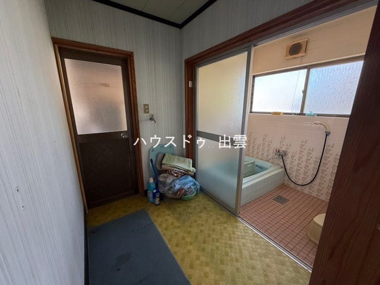 脱衣室です。勝手口を開けた先には焚口があります。脱衣室隣の洗濯機置場・トイレ前のスペースとの間には扉はありません。