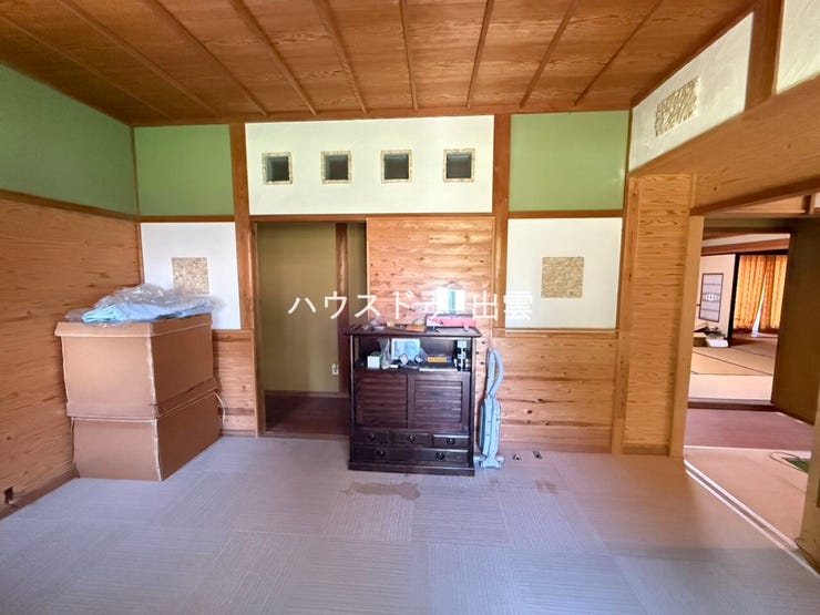 北側8帖の洋室です。和洋折衷の趣があるお部屋です。木目を生かした壁や飾りガラスがポイントのお部屋です。