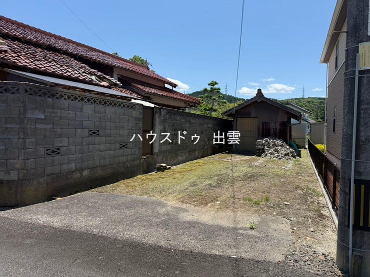 お家の西側にある駐車スペースです。縦列で普通車2台駐車可能です。奥にある小屋もお引渡し対象となります。