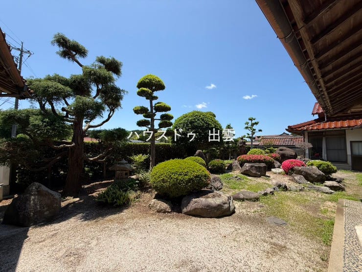 南庭は手入れの行き届いた日本庭園。ご自分の趣味に合わせてガーデニングをしたり、家庭菜園などを楽しむのもいいですね。縁側から望めるので、毎日の暮らしを彩ってくれます。