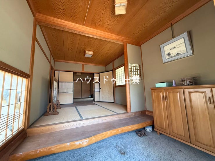 一枚板の上がり框がある、趣ある玄関。ホールにあたる部分は畳敷きになっている和風の間取り。足元の明り取りの飾り窓もおしゃれです。