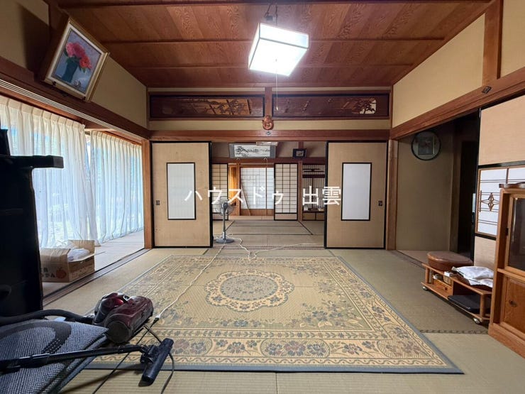 南側の6帖和室3部屋の続き間です。南向き縁側は全面窓になっているため、明るく日当たりの良い気持ちの良いお部屋です。南庭に面しているので、お庭が望めるのもうれしいポイント!