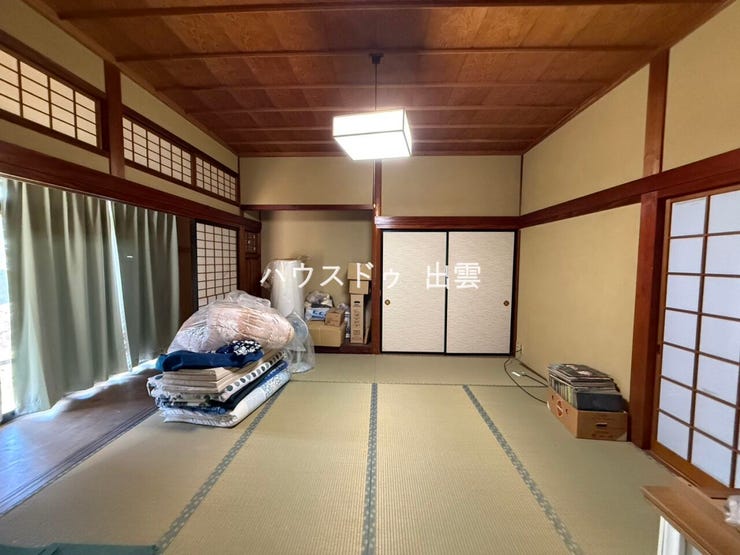 西側一番奥の8帖和室です。床の間と押し入れがあり、こちらのお部屋も南側に縁側があります。隣のお部屋は納戸になっています。