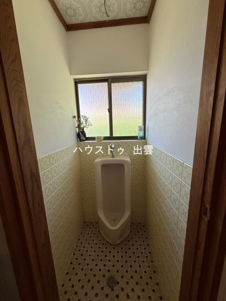男性用トイレです。現在、トイレ前の扉は外されています。トイレのリフォームお見積り可能です。お気軽にご相談ください。