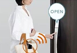 ■ファミロック(タグキー付)
FamiLock(ファミロック)とは、スマートフォンやタグキーを使用して玄関ドアの施錠開錠を行うシステムです。