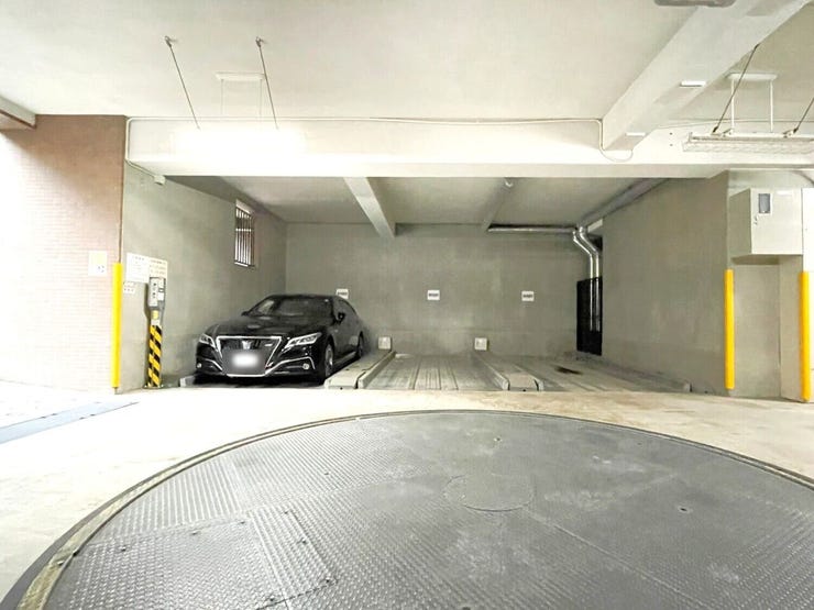 駐車場は機械式。屋内ですので雨風から愛車を守ります。