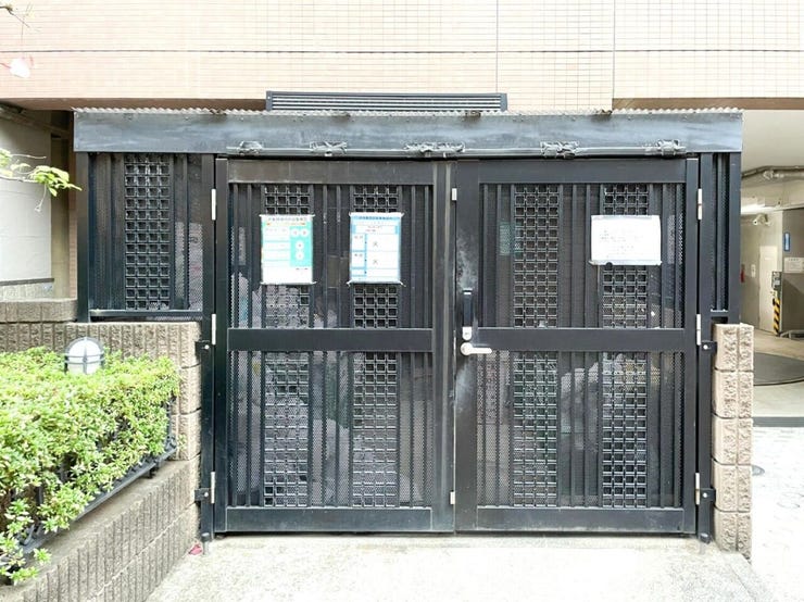 専用のごみ捨て場がございます。フェンスで囲われているため、カラスなどの侵入を防ぎます。