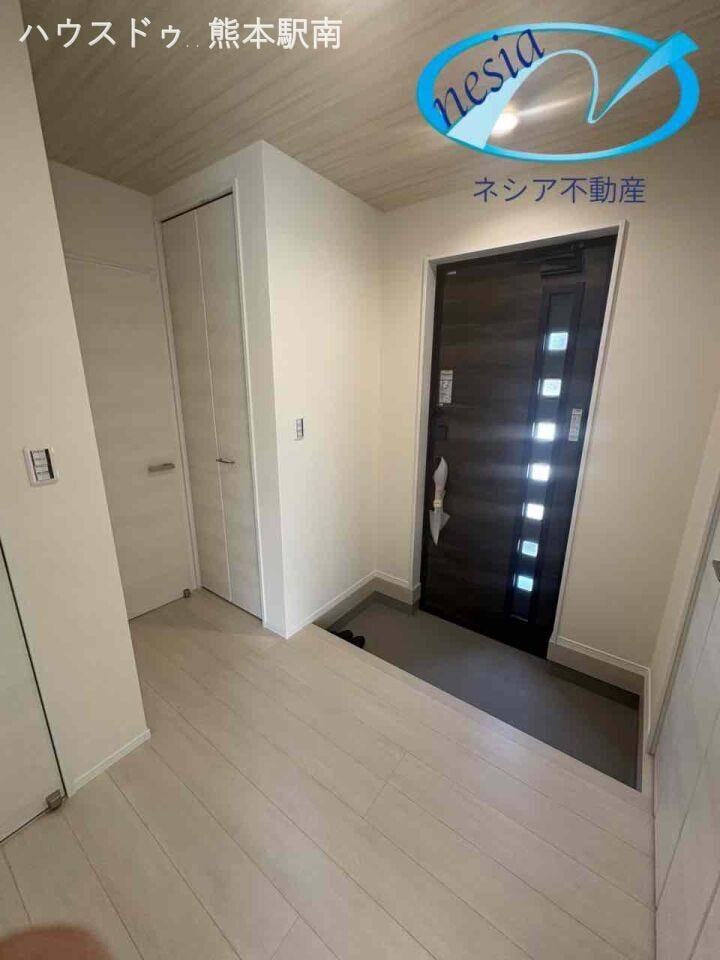 ■玄関■
収納力のあるシューズボックスを備えた、すっきりとした玄関で
明るく開放感のある玄関が、ご家族や来客を温かく迎えてくれます
