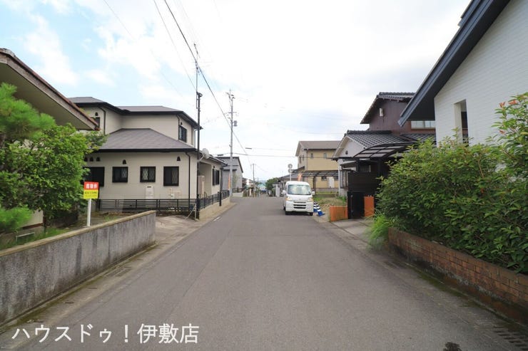 【前面道路】
西側前面道路、道路幅員約6.0mと離合も駐車も楽々です