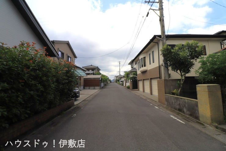 【前面道路】
西側前面道路、道路幅員約6.0mと離合も駐車も楽々です