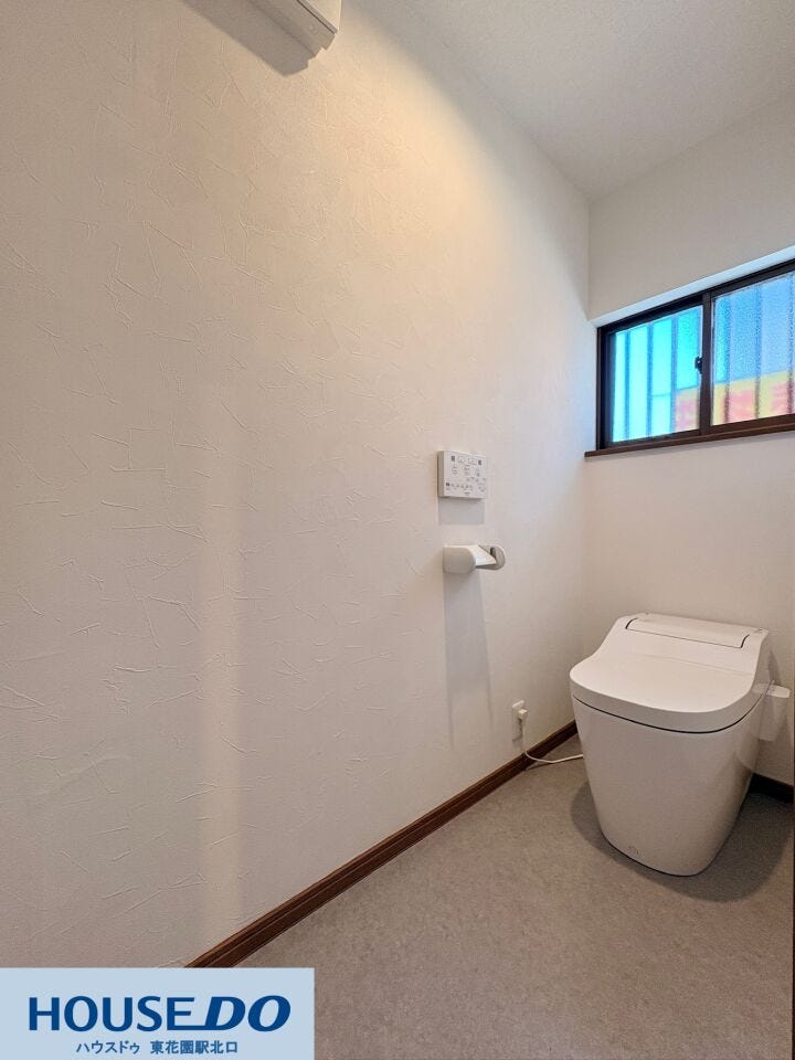 すっきりとした印象を与える、タンクレス風の温水洗浄便座付きトイレです!壁面にはお手入れがしやすいクロスを採用しており、換気用の小窓があるため、いつでも空気を入れ替えてクリーンな空間を保てます♪