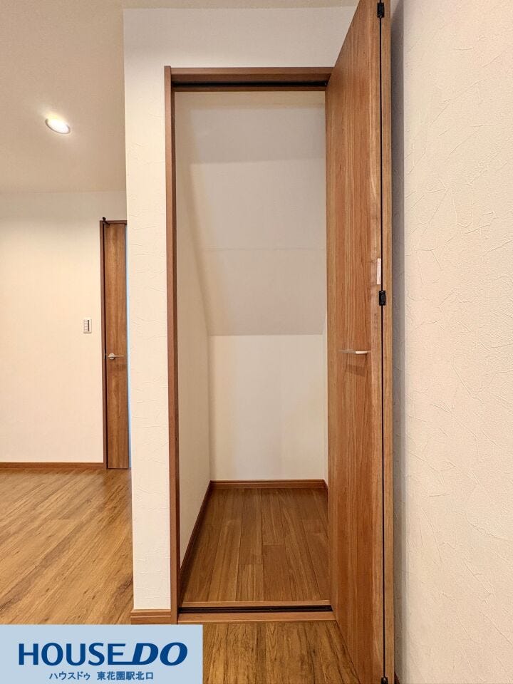 デッドスペースを有効に活用した、扉付きの階段下収納スペースです!掃除用具や日用品のストックなど、生活感の出やすいアイテムをしっかりと隠して収納できるため、お部屋の美しさをきれいにキープできます☆
