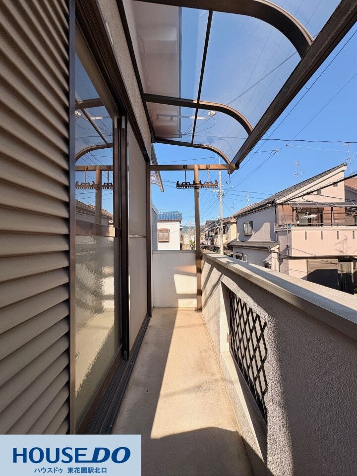 陽当たりが良く、洗濯物がすっきりと乾きやすい屋根付きのバルコニーです☆物干し金物があらかじめ設置されているため、毎日の家事もスムーズにこなせます♪青空を見渡せる開放的な空間です!