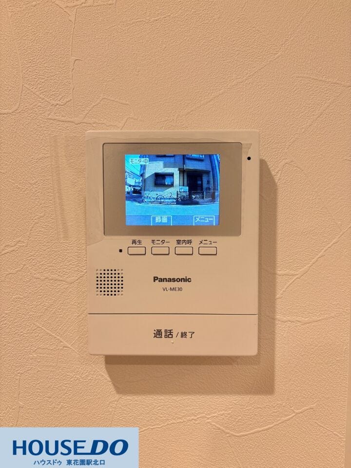 来客の顔を室内からしっかり確認できる、パナソニック製のモニター付きインターホンが設置されています☆防犯面での安心感が高まり、お子様の留守番時や夜間の対応にも大変重宝する機能的な設備です!