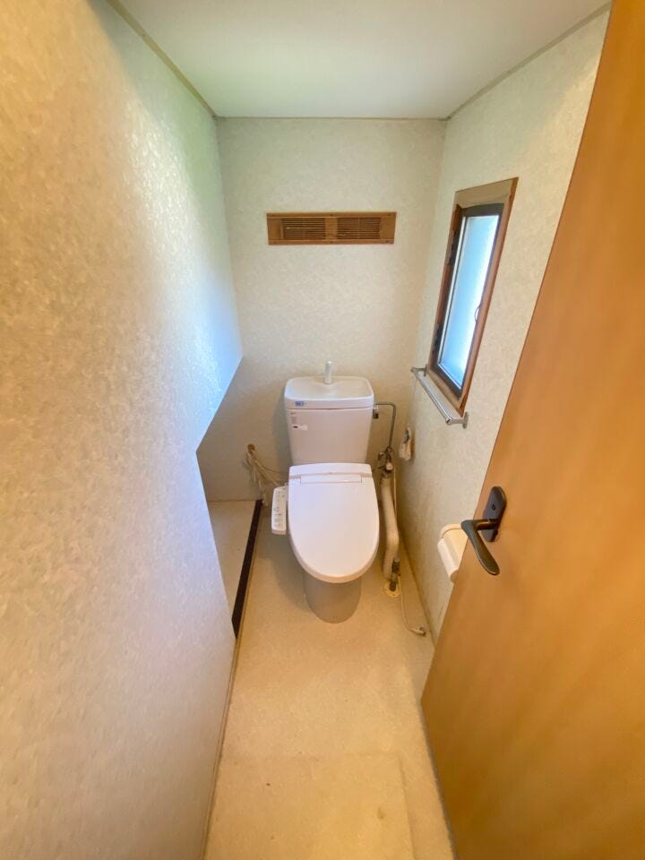 ■階段下にトイレがあります!
■窓付きで換気も容易です!