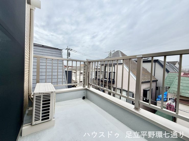程よい広さのバルコニーは洗濯物干しにも便利。開放感があり気持ちよく過ごせます。
