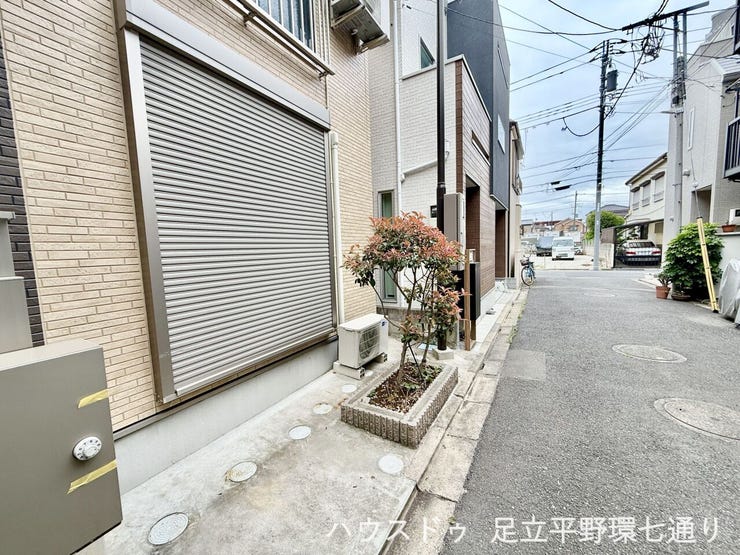 落ち着いた住宅街に位置し、交通量も比較的少なめ。穏やかな住環境が魅力です。