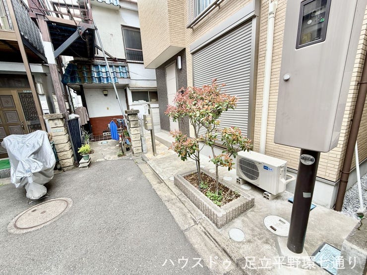 植栽が彩るアプローチ空間。住まいの第一印象を演出し、帰宅時にも心地よさを感じられます。