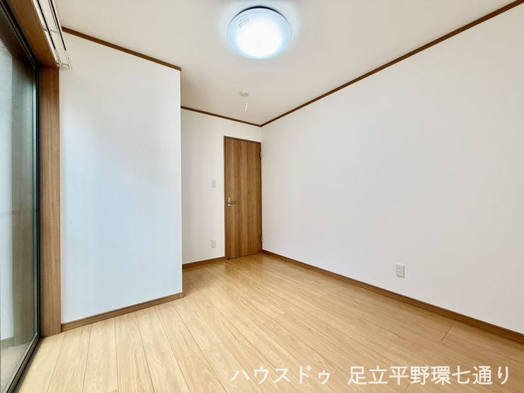 クローゼット付きの洋室。衣類や生活用品をすっきり収納でき、お部屋を広くお使いいただけます。