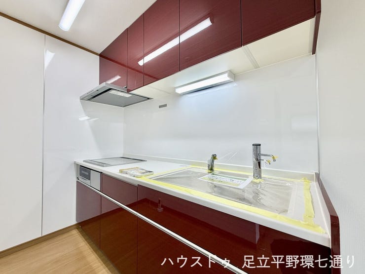 落ち着いたカラーのシステムキッチンを採用。収納スペースを備えた使い勝手の良い設計で、毎日の調理を快適にサポートします。