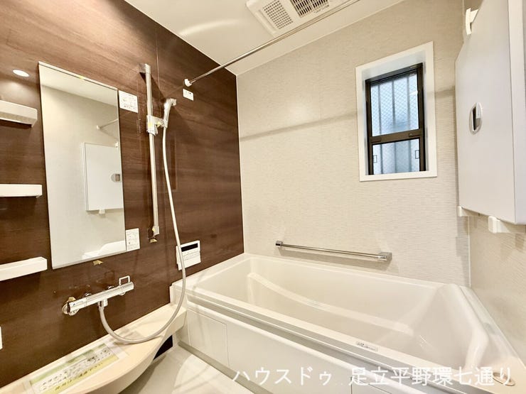 窓付きの浴室は換気がしやすく、清潔な空間を維持しやすい設計。ゆったりとした浴槽で一日の疲れを癒せます。