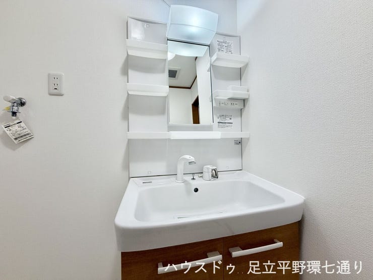 収納棚付きの洗面化粧台を採用。洗面用品を整理しやすく、毎日の身支度もスムーズに行えます。