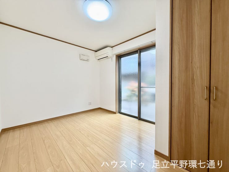 バルコニーに面した洋室は明るく開放的。クローゼット付きで収納力も確保されており、主寝室や子ども部屋として活用できます。