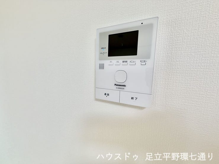 来訪者を映像で確認できるモニター付インターホン。防犯面にも配慮された設備です。