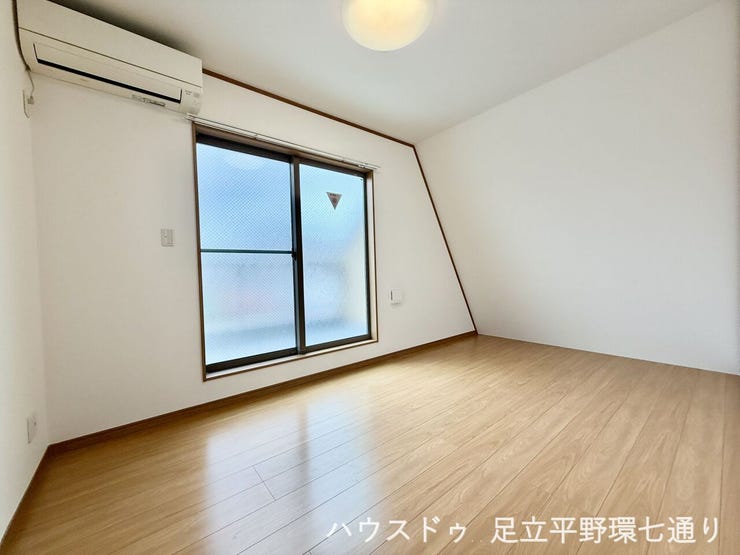 バルコニーに面した明るい洋室。家具配置がしやすい整形空間で、主寝室や子ども部屋として活用できます。