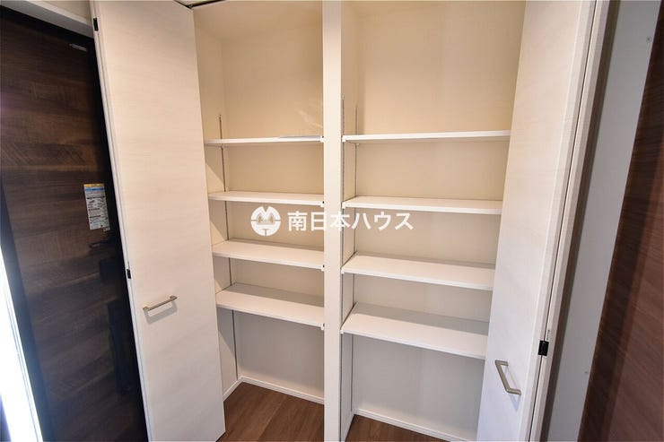 紫原３丁目 新築戸建 【玄関収納同型写真】可動棚のある玄関収納！高さを気にせずいろいろな種類の靴が収納できます♪