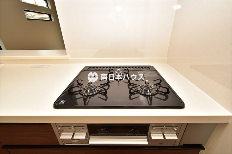 紫原３丁目 新築戸建 【コンロ同型写真】3口のコンロにグリル付き！火力の調整が分かりやすく、様々な調理器具を使用できます♪