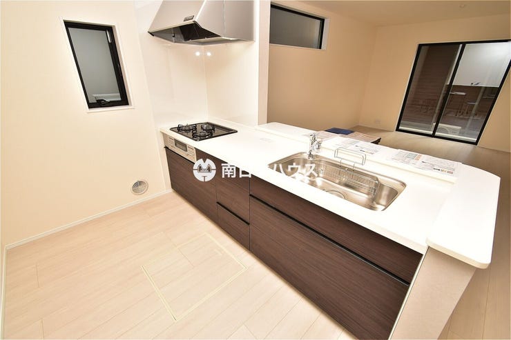 紫原３丁目 新築戸建 【キッチン同型写真】都市ガス仕様の3口コンロ！浄水機能付き水栓を備えています♪