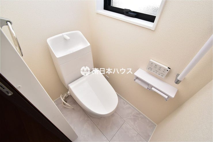 紫原３丁目 新築戸建 【トイレ同型写真】温水洗浄便座機能付きのトイレです！寒い日でも便座が温かく、あると嬉しい設備です♪