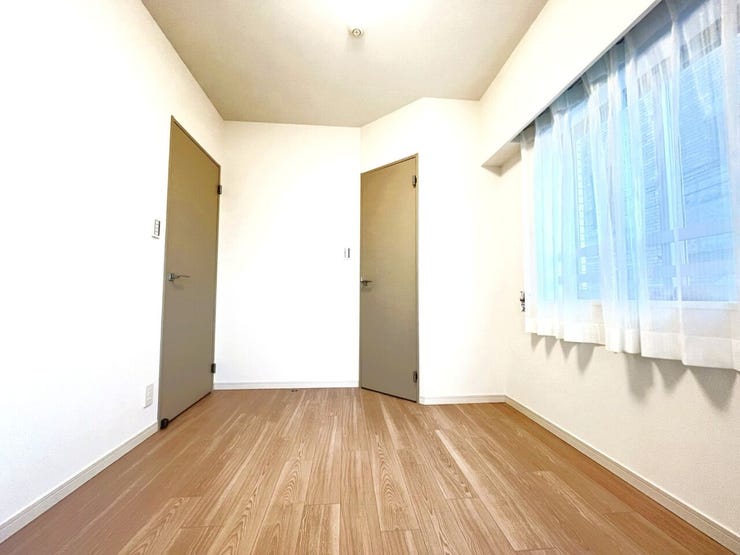 暮らし心地を大きく左右する収納をしっかり確保した使い勝手のいいお部屋です。潔感と心が落ち着くホワイトの壁紙。毎日の生活を少しでも快適に過ごして頂ける様、飽きのこない明るい雰囲気を大切にいたしました。