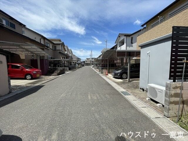 ≪南側西向き 幅約6.0m≫
道路幅が広いので、向かいの住宅とも距離があるため日当たりも確保しやすいです。