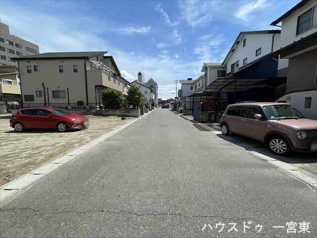 ≪南側東向き 幅約6.0m≫
車がすれ違うのに十分な道幅です。車が2台と通行人も通れる幅となっています。