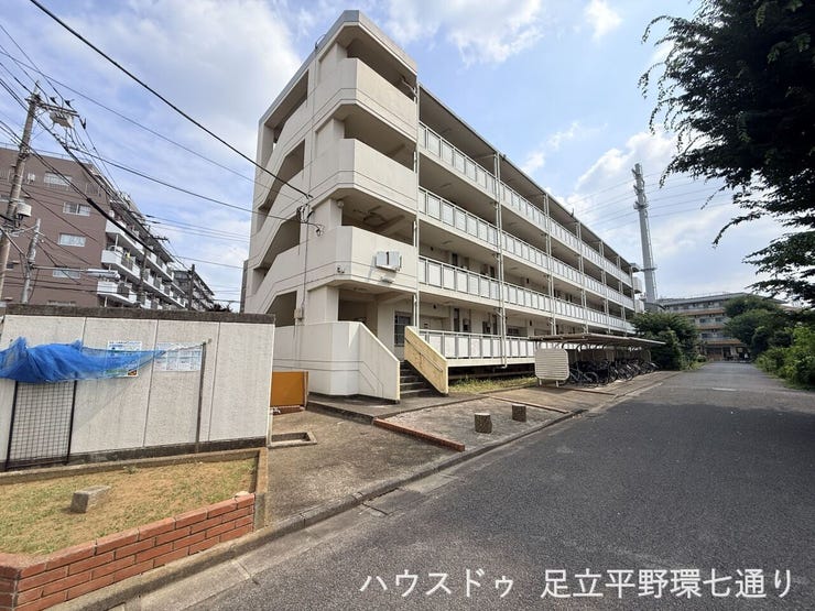 明るい色調でまとめられた4階建てマンション。落ち着いた住環境に馴染む外観です。
