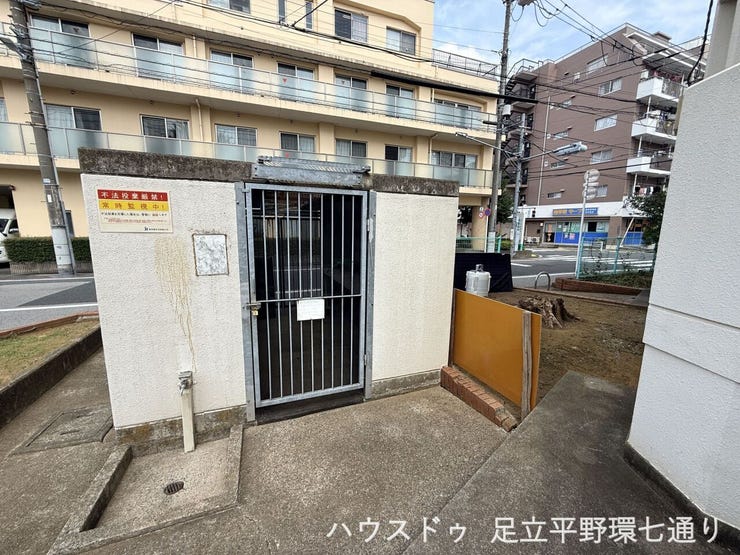 敷地内に施錠可能なゴミ置場を設置。管理面にも配慮された共用設備です。